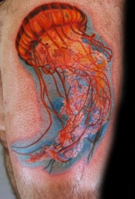 大腿上绚丽多彩的水母纹身图案