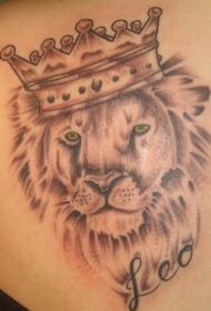 绿色眼睛的狮子和皇冠纹身图案