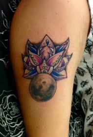 彩色大莲花与小月亮纹身图案