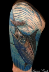 肩部彩色逼真的壮观怪鱼纹身图案