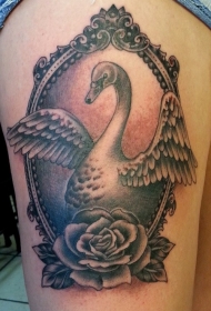 大腿黑白天鹅和镜框与玫瑰纹身图案