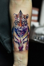 手臂现实主义风格的彩色老虎纹身图案