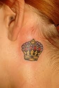 耳朵后的小皇冠彩色纹身图案