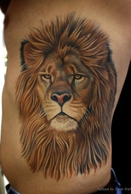 男性侧肋巨大的狮子头像纹身图案