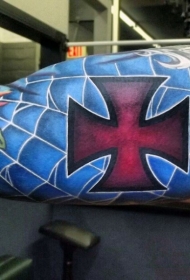 大臂红色十字架与蜘蛛网纹身图案