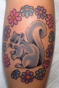 小腿可爱松鼠与彩色花朵纹身图案