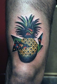 腿部彩色有趣的菠萝与三角形纹身