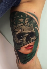 大臂内侧彩色女人脸组合骷髅纹身图案