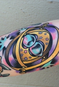 手臂老派风格的彩色小魔术纹身图案