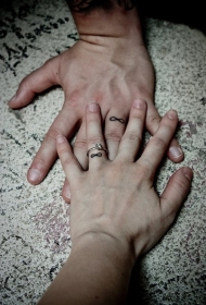 情侣无限符号手指纹身图案