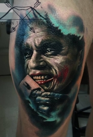 大腿现实主义风格的彩色邪恶小丑纹身图案