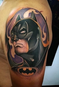 大臂漫画风格的彩色蝙蝠侠纹身图案