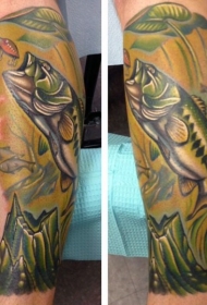 小腿逼真的彩色跳跃鱼纹身图案