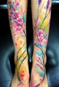 女性脚背漂亮的水彩花卉纹身图案