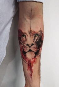 手臂水彩风格设计狮子头像纹身图案