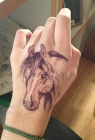 手背棕色精致逼真的马头纹身图案