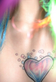 胸部多彩的心形与气泡纹身图案