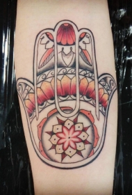小臂彩色的法蒂玛之手符号纹身图案