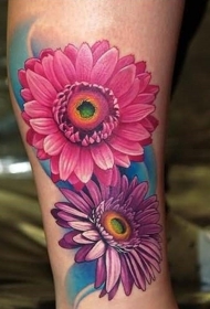 腿部彩色逼真的花朵纹身图片