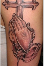 大臂十字架和祈祷的手纹身图案