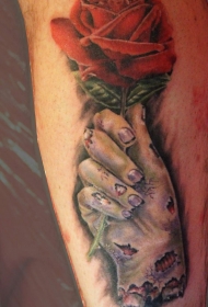 腿部彩色逼真的僵尸手与玫瑰纹身图案