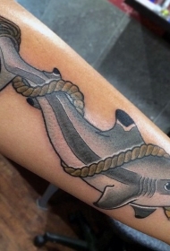 漂亮的鲨鱼和绳子纹身图案