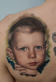 后背写实小男孩可爱肖像纹身图案
