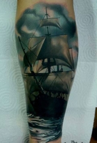 手臂水彩色逼真的帆船纹身图案