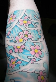 手臂彩色漂亮的花朵纹身图案