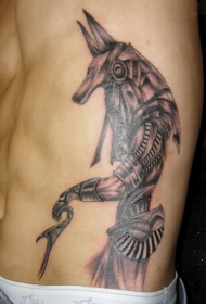 侧肋逼真的阿努比斯纹身图案