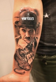 手臂男人肖像与旧鞋纹身图案