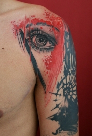 肩部彩色女人眼睛纹身图案