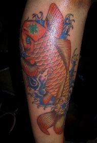 腿部红色的锦鲤鱼戏水纹身图案