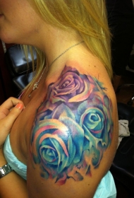 女性肩部彩色玫瑰花纹身图案