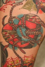 腿部彩色爱心与绳索纹身图案
