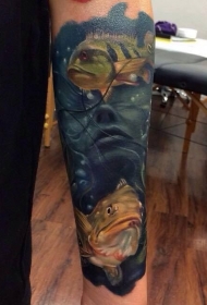 手臂现实主义风格的彩色妇女与鱼类纹身