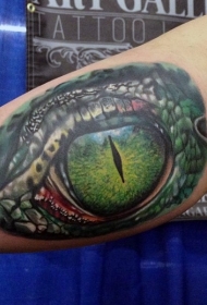 大臂很逼真的鳄鱼眼睛纹身图案
