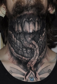 男子颈部彩色恐怖风格怪物吐舌头纹身图案