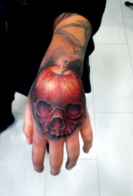 手部彩色逼真的苹果骷髅纹身图案