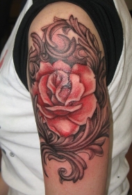 肩部彩色红玫瑰被装饰纹身图片