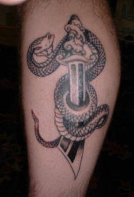 蛇和匕首纹身图案