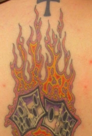 十字架火焰和骰子个性纹身图案