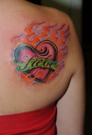 肩部彩色燃烧的心与字母纹身图案