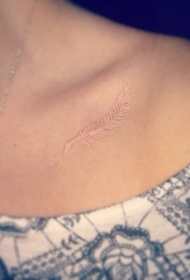 女生锁骨微小的白色墨水羽毛纹身图案