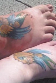 代表友谊的脚部彩色麻雀纹身图案