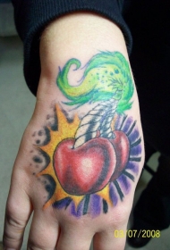 手部彩色两颗多汁樱桃纹身图案