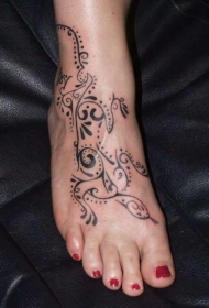 女性脚背黑墨水蜥蜴图腾纹身图片