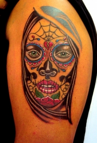 男性肩部彩色死亡女神纹身图案