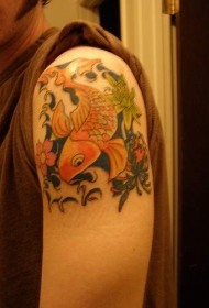 肩部黄色的锦鲤鱼纹身图案