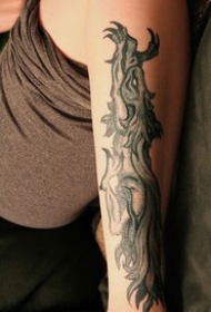手臂灰色中世纪风格的狮鹫纹身图片